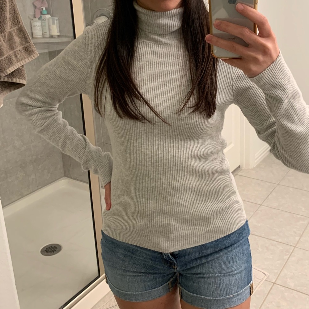 One size brandy Melville turtle neck